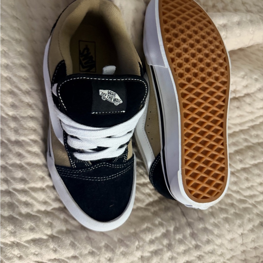NEW Vans Unisex Knu Skool Sneakers in Black, Tan and White - Picture 3 of 4